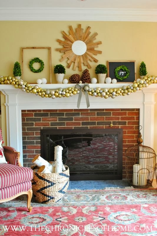 christmas-mantle-boxwoods-and-gold