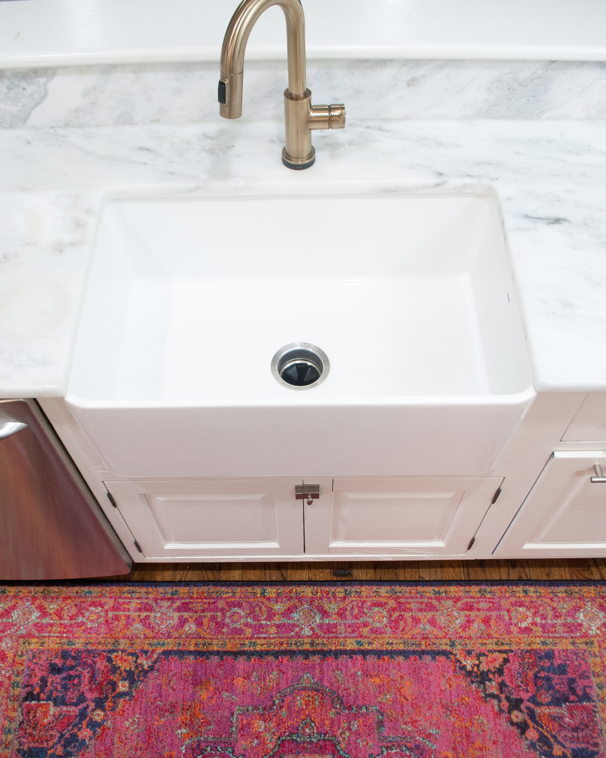 How to clean a farmhouse sink so it looks brand new, in about a minute!