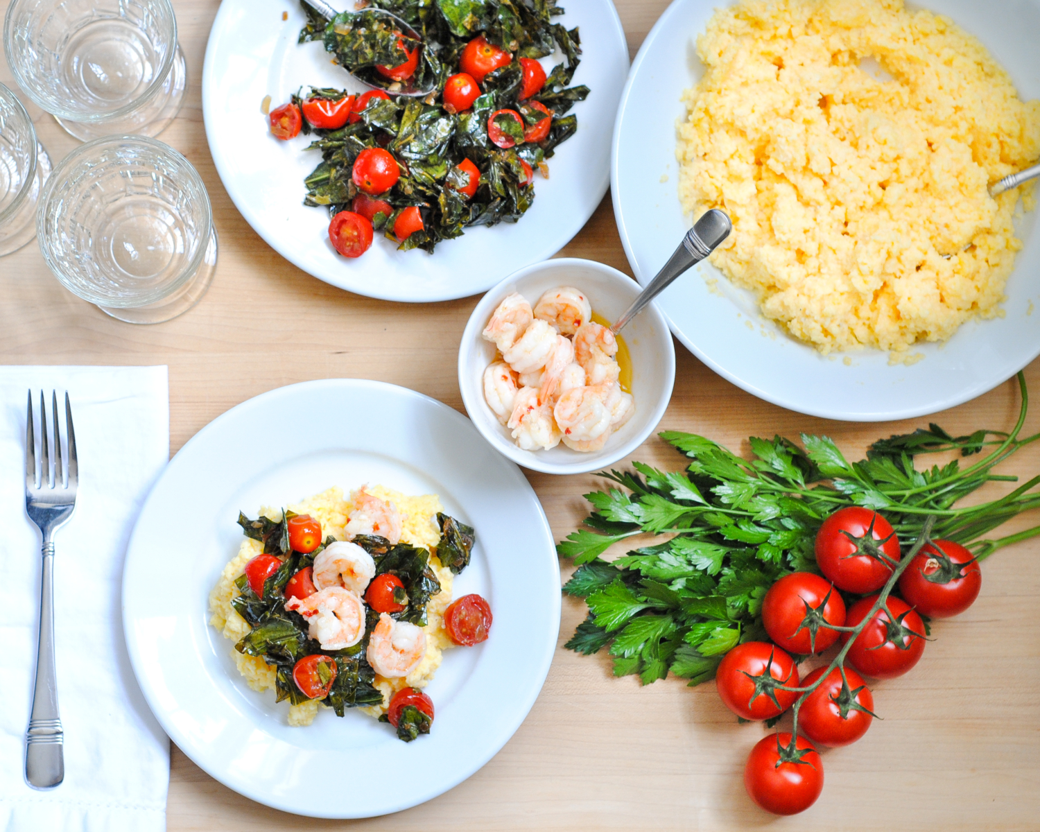 Healthy shrimp and grits recipe with collard greens and tomatoes - super easy and delicious, ready in 30 minutes!
