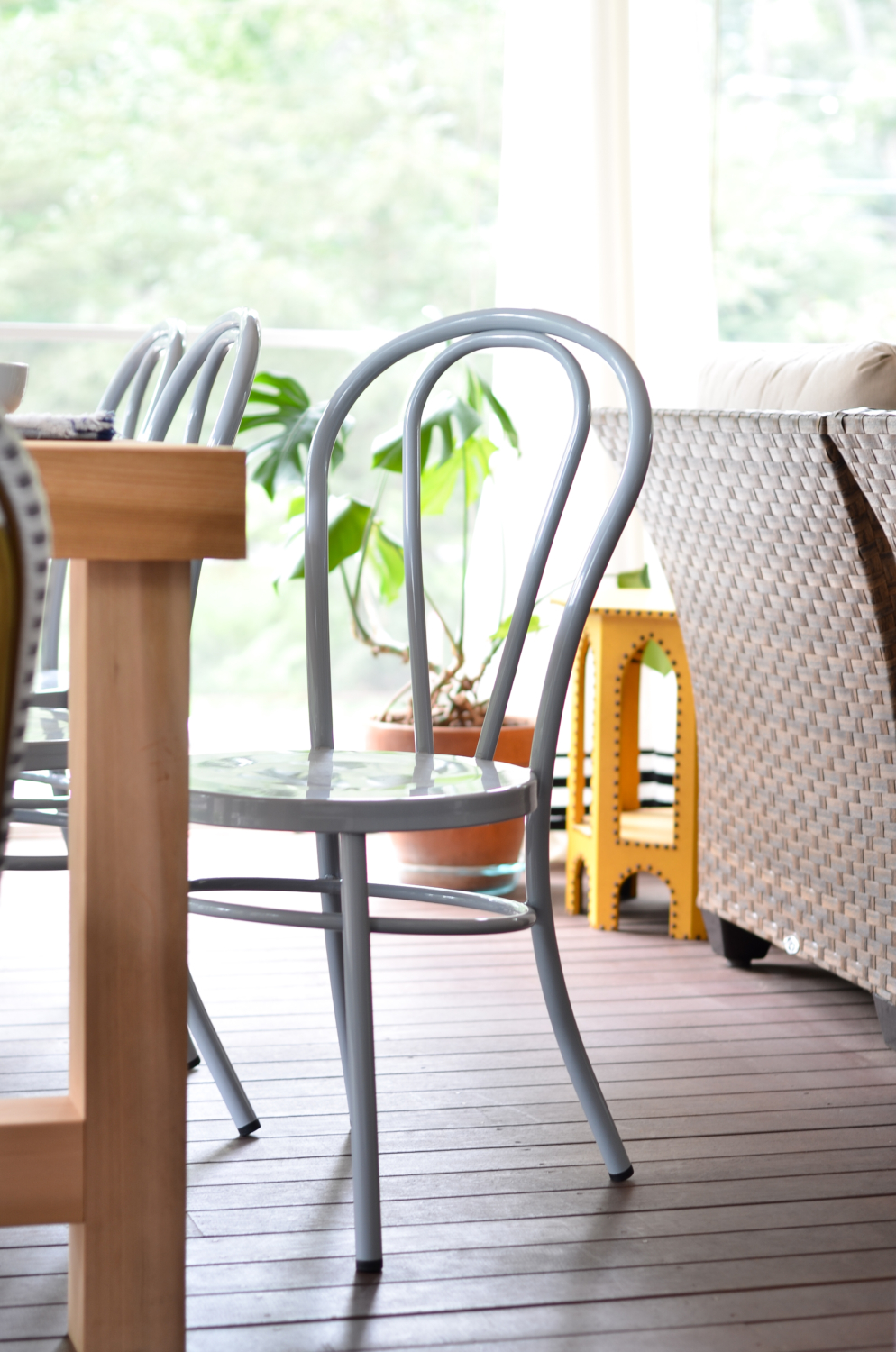 Metal bentwood chairs (that come in nine different colors!) and a DIY outdoor dining table inspired by a $4000 Restoration Hardware table are the perfect finishing touches to this totally gorgeous screened porch!
