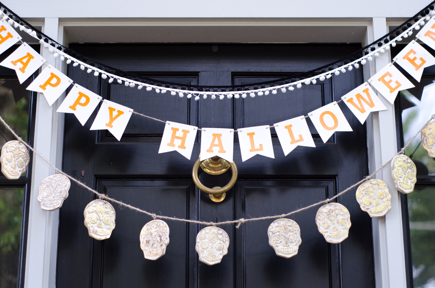 Easy Halloween decorating - Halloween front door ideas that are classic and just a little bit glam!