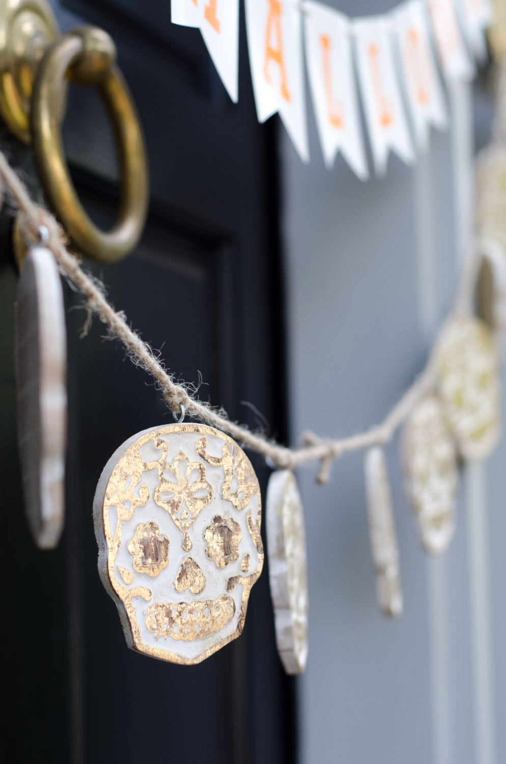 Easy Halloween decorating - Halloween front door ideas that are classic and just a little bit glam!