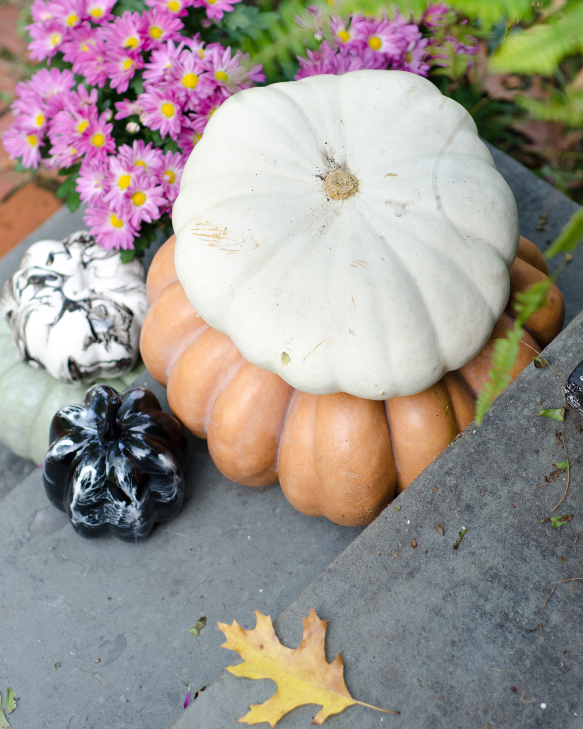 Easy Halloween decorating - Halloween front door ideas that are classic and just a little bit glam!