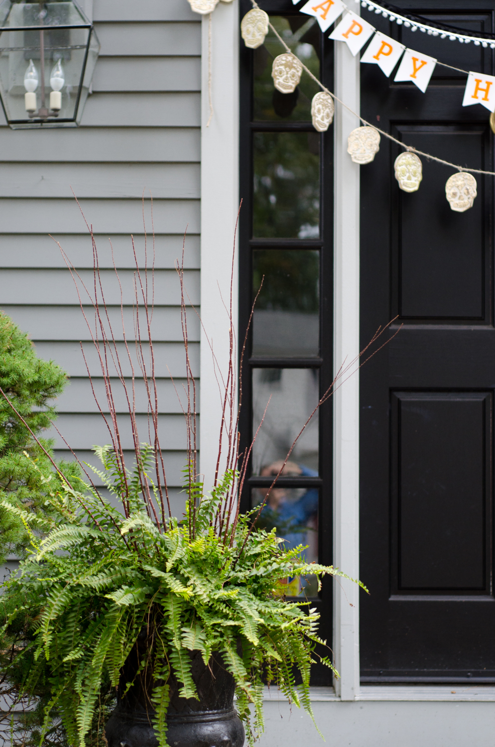 Easy Halloween decorating - Halloween front door ideas that are classic and just a little bit glam!