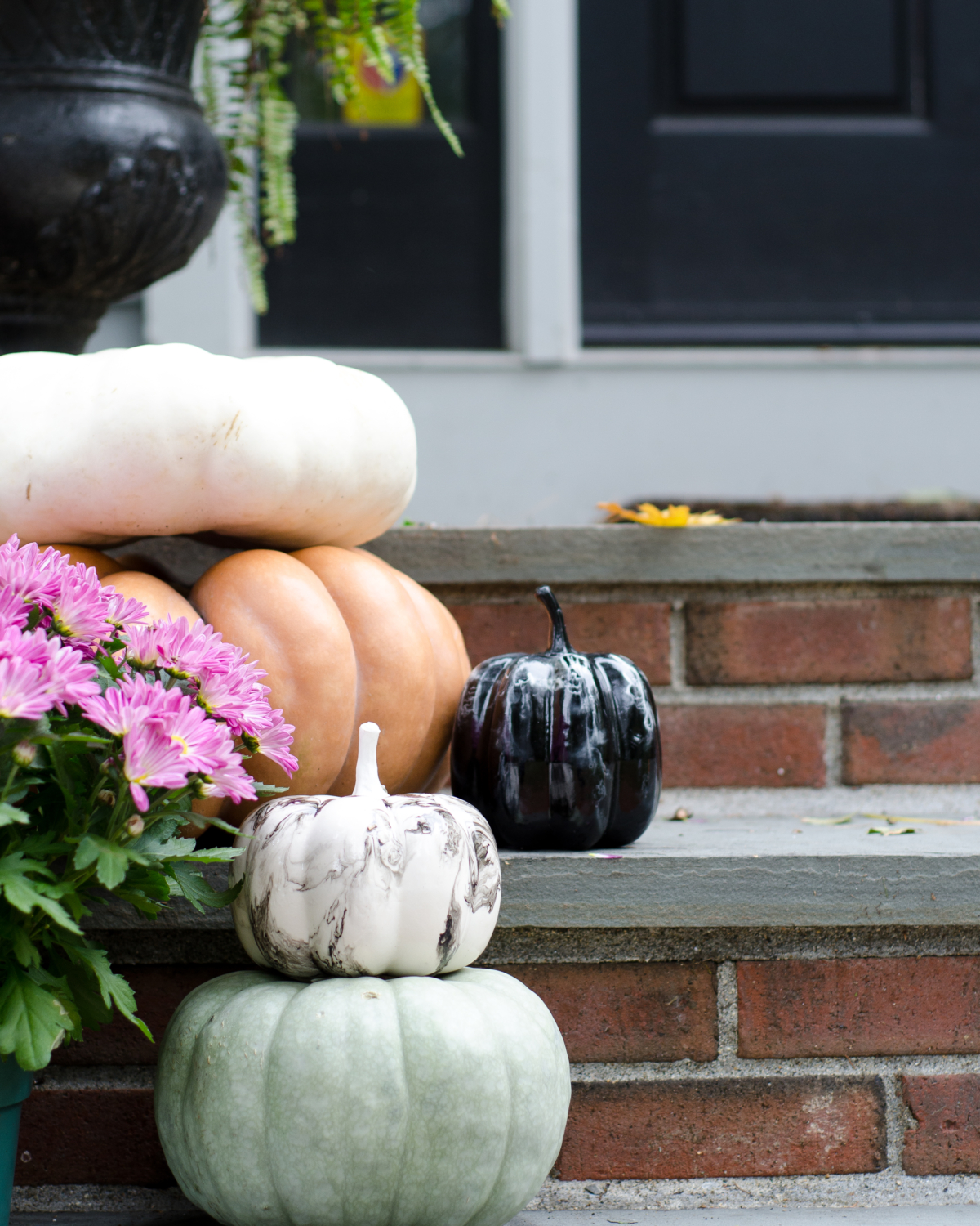 Easy Halloween decorating - Halloween front door ideas that are classic and just a little bit glam!