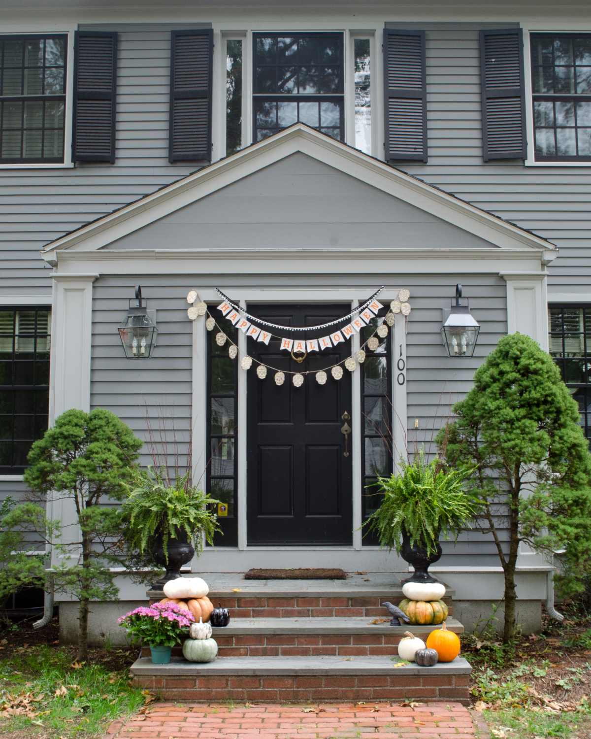 Easy Halloween decorating - Halloween front door ideas that are classic and just a little bit glam!
