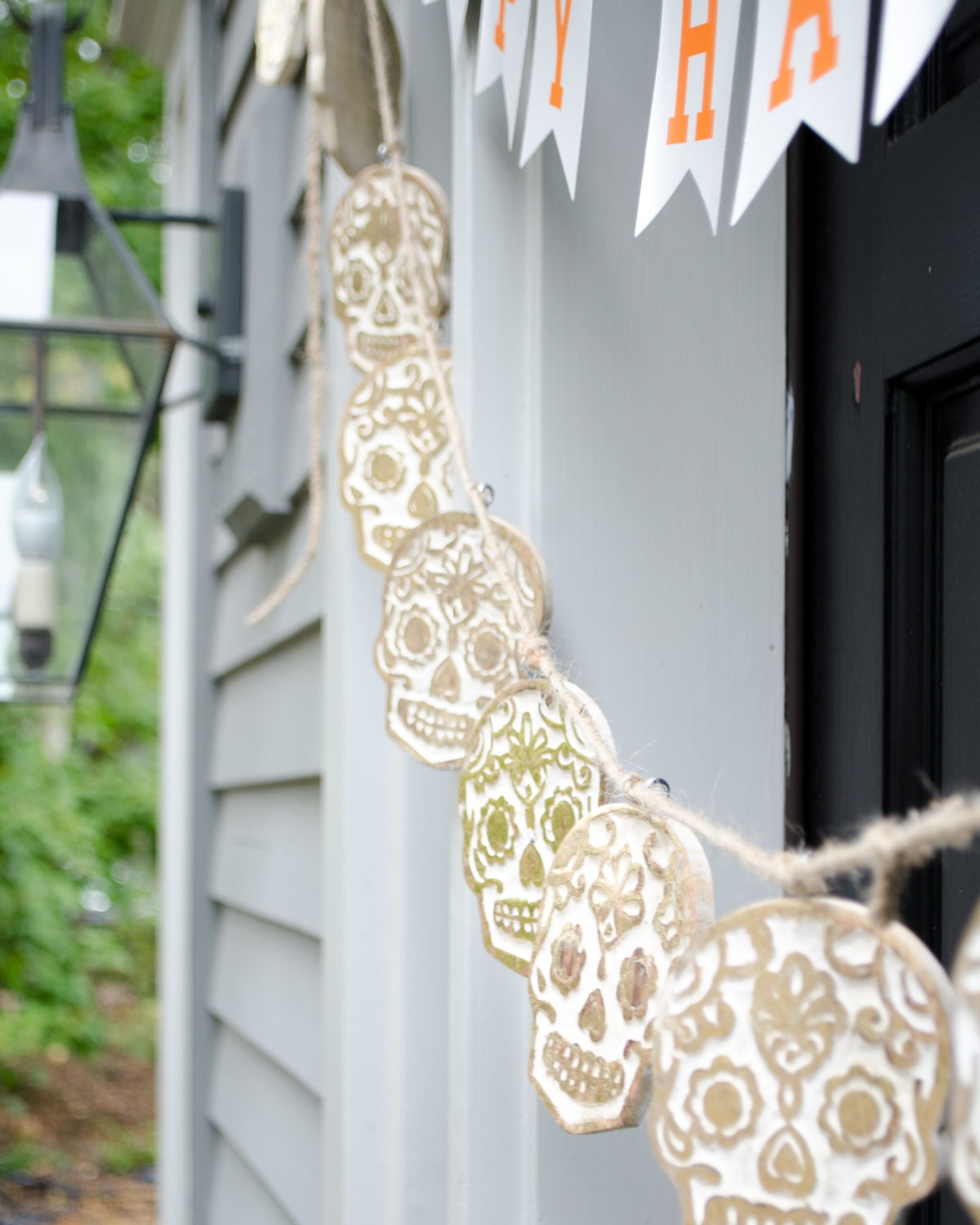 Easy Halloween decorating - Halloween front door ideas that are classic and just a little bit glam!