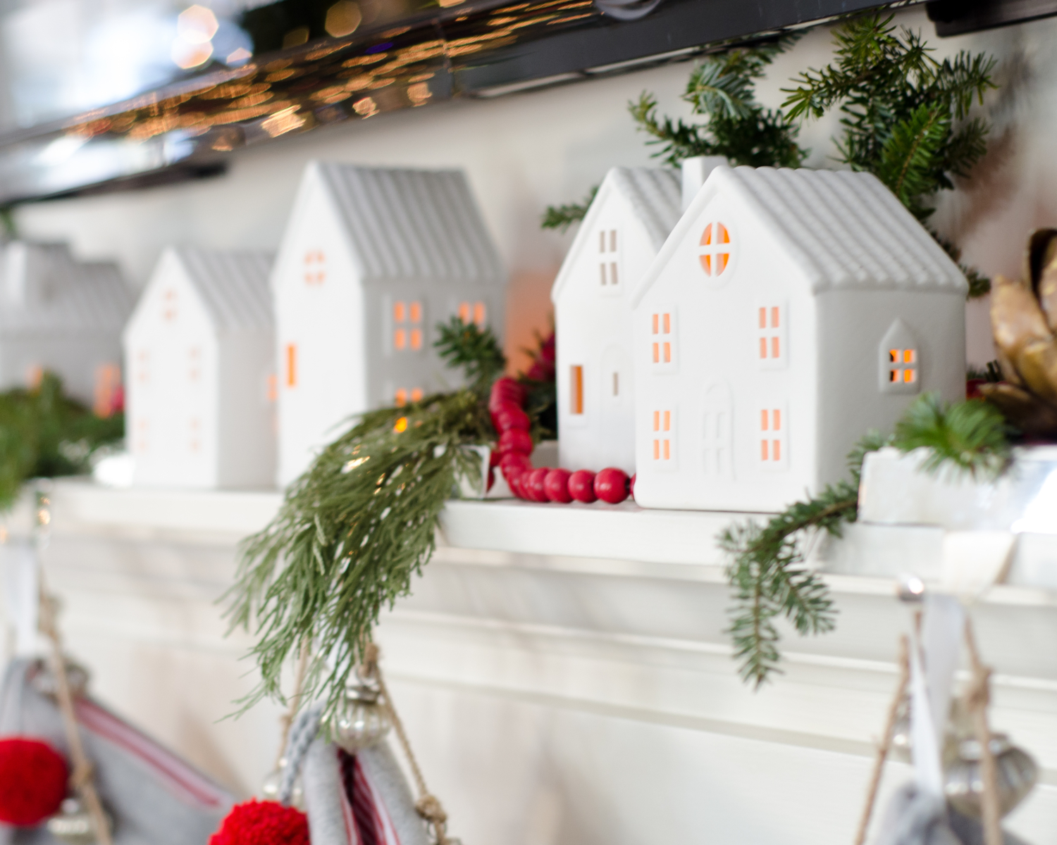 classic-christmas-mudroom-and-family-room-13