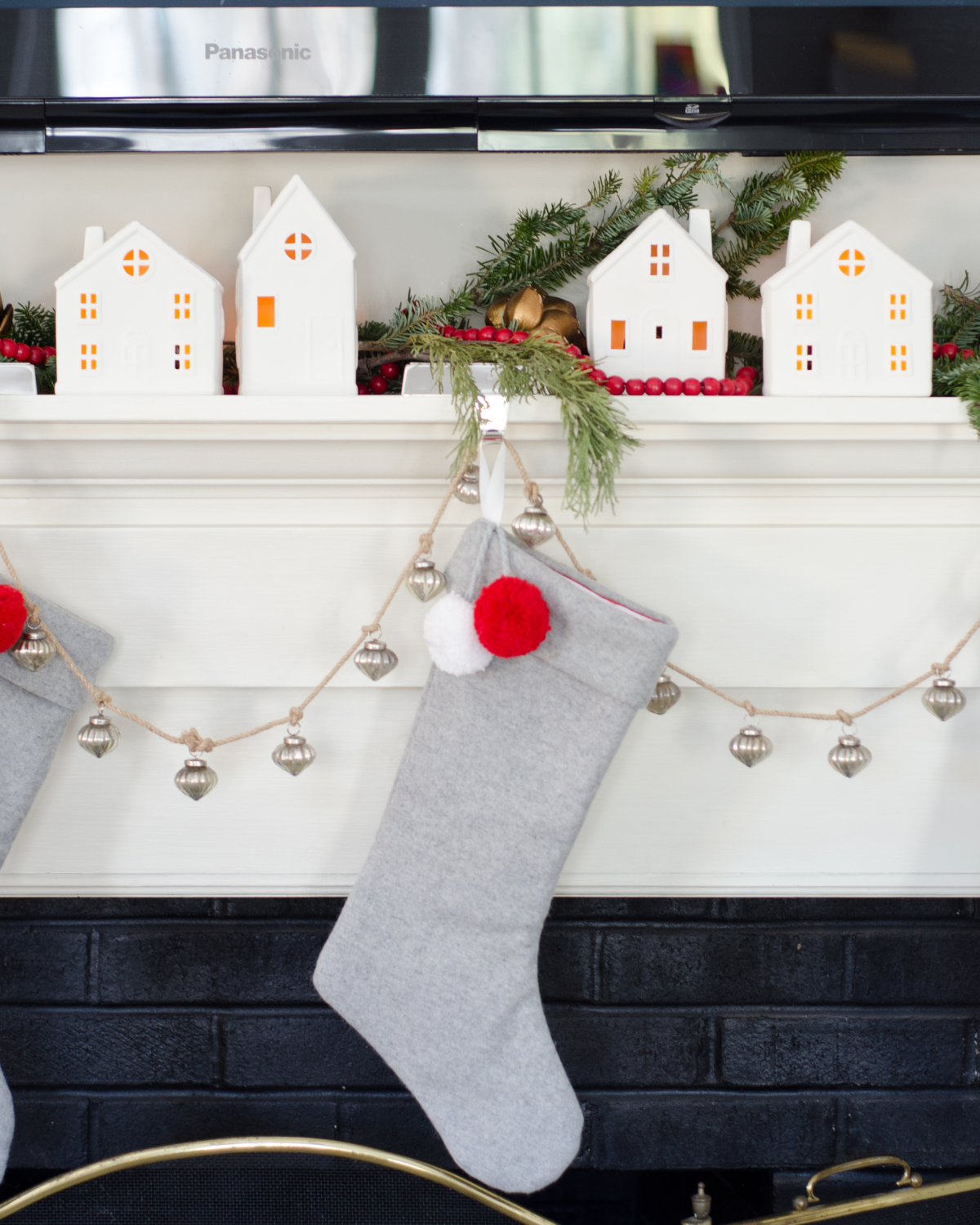 classic-christmas-mudroom-and-family-room-14