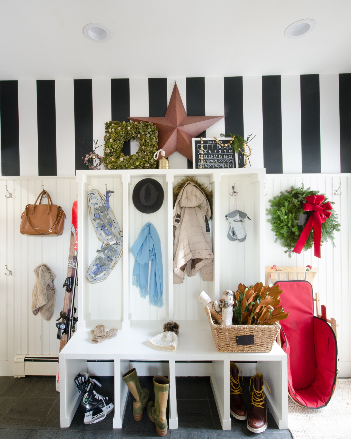 classic-christmas-mudroom-and-family-room-18