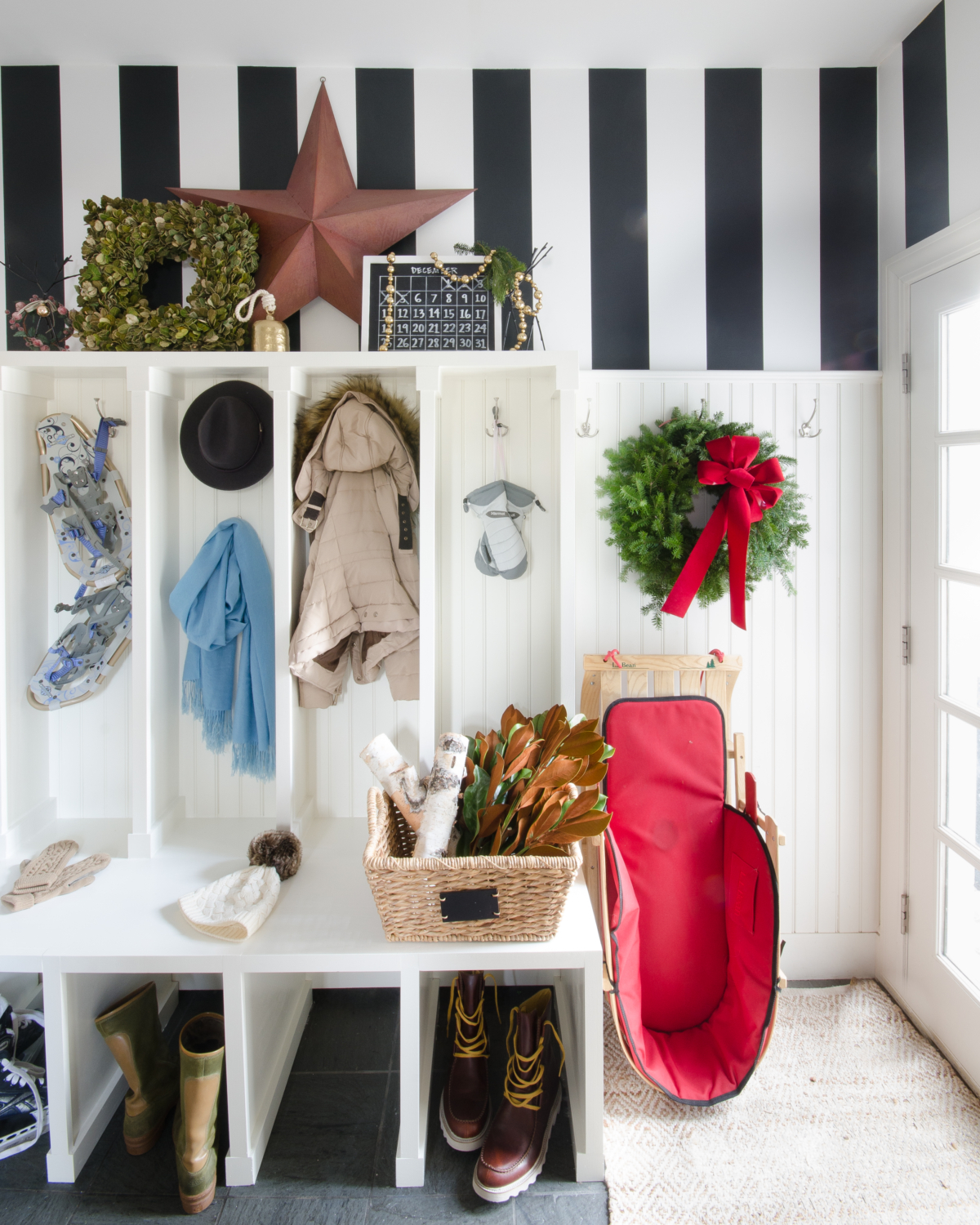 classic-christmas-mudroom-and-family-room-20