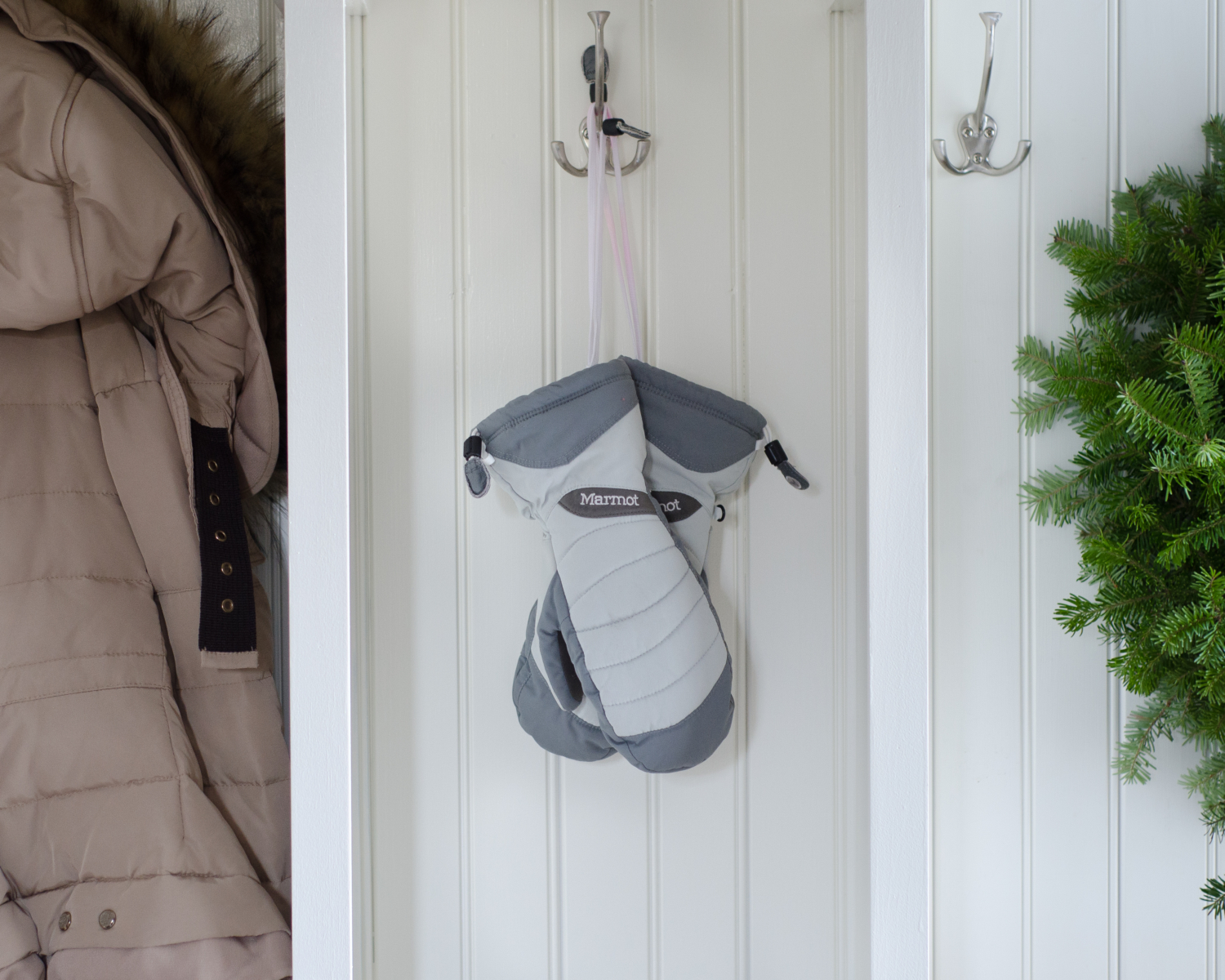 classic-christmas-mudroom-and-family-room-21