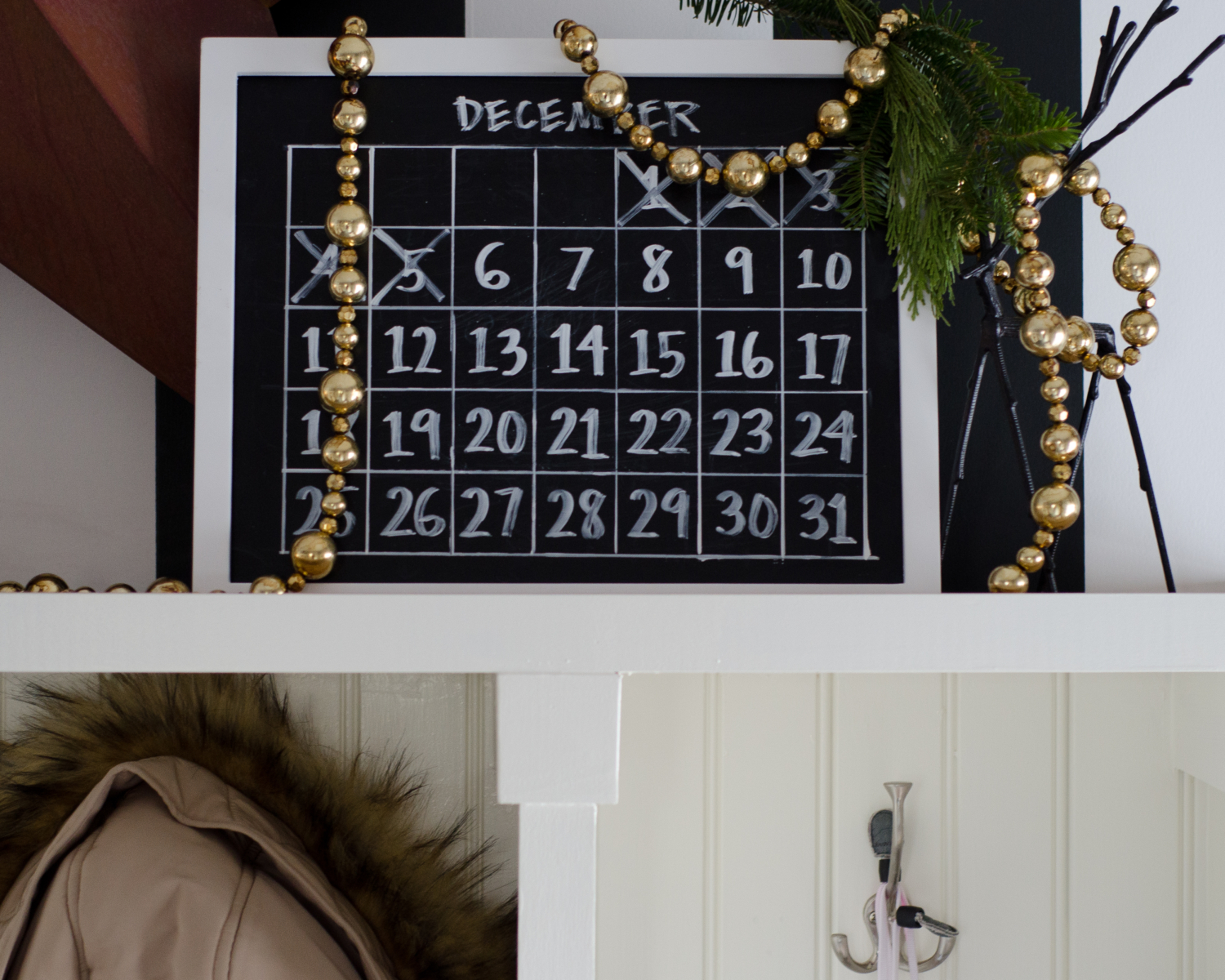 classic-christmas-mudroom-and-family-room-22