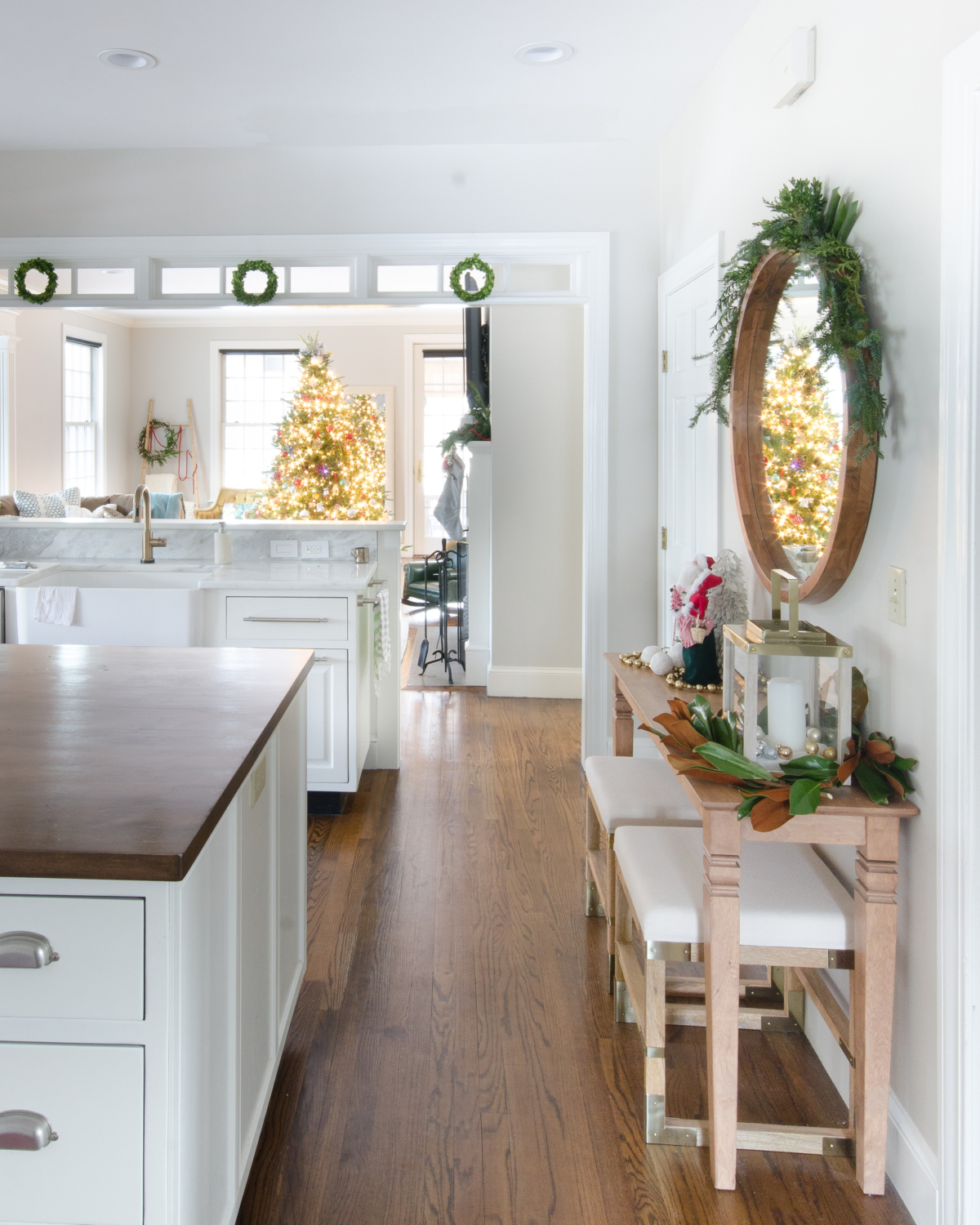 classic-christmas-mudroom-and-family-room-25