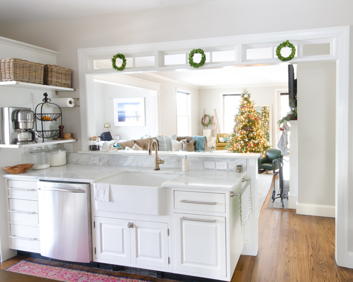 classic-christmas-mudroom-and-family-room-3