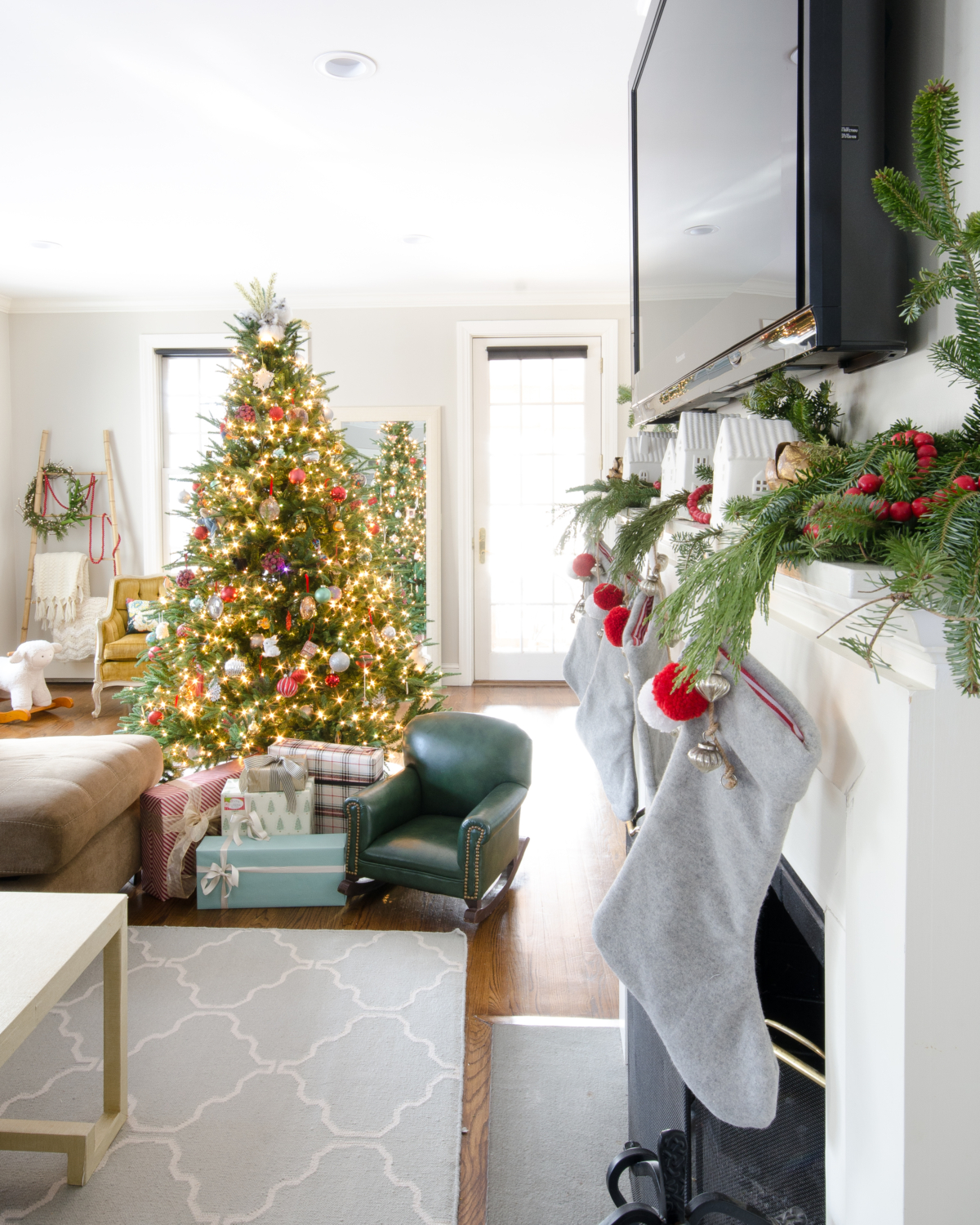 classic-christmas-mudroom-and-family-room-5