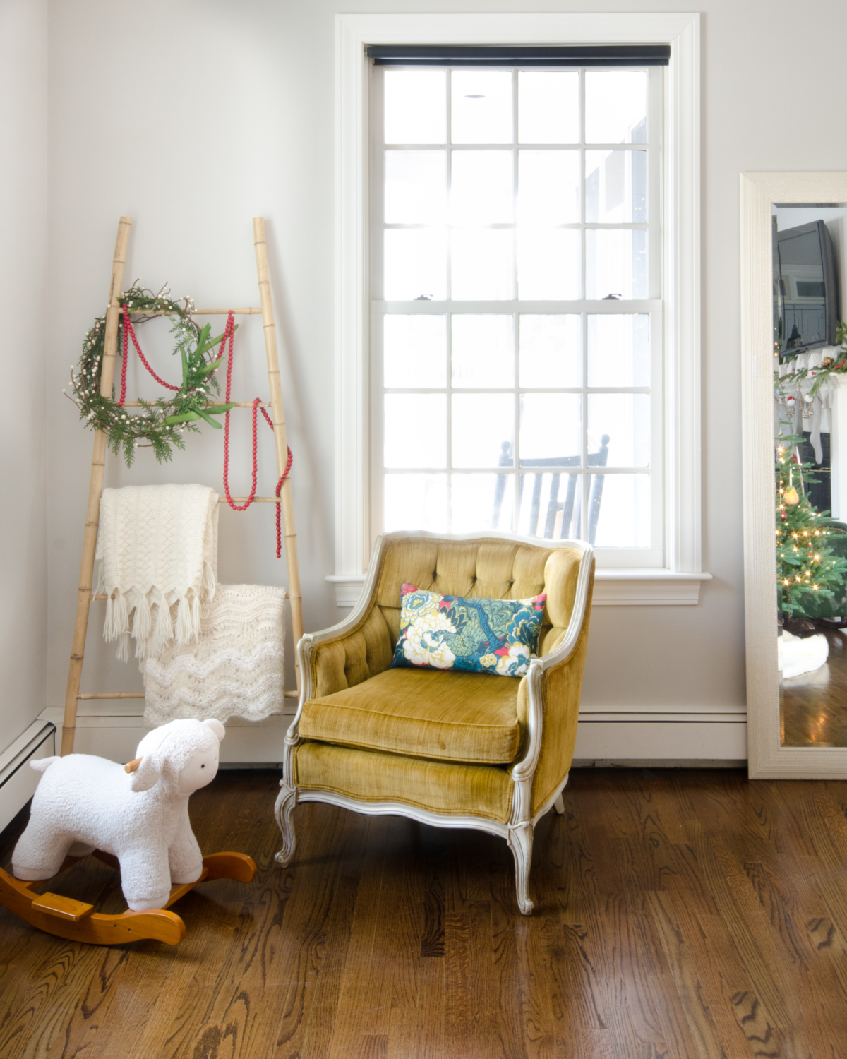 classic-christmas-mudroom-and-family-room-6