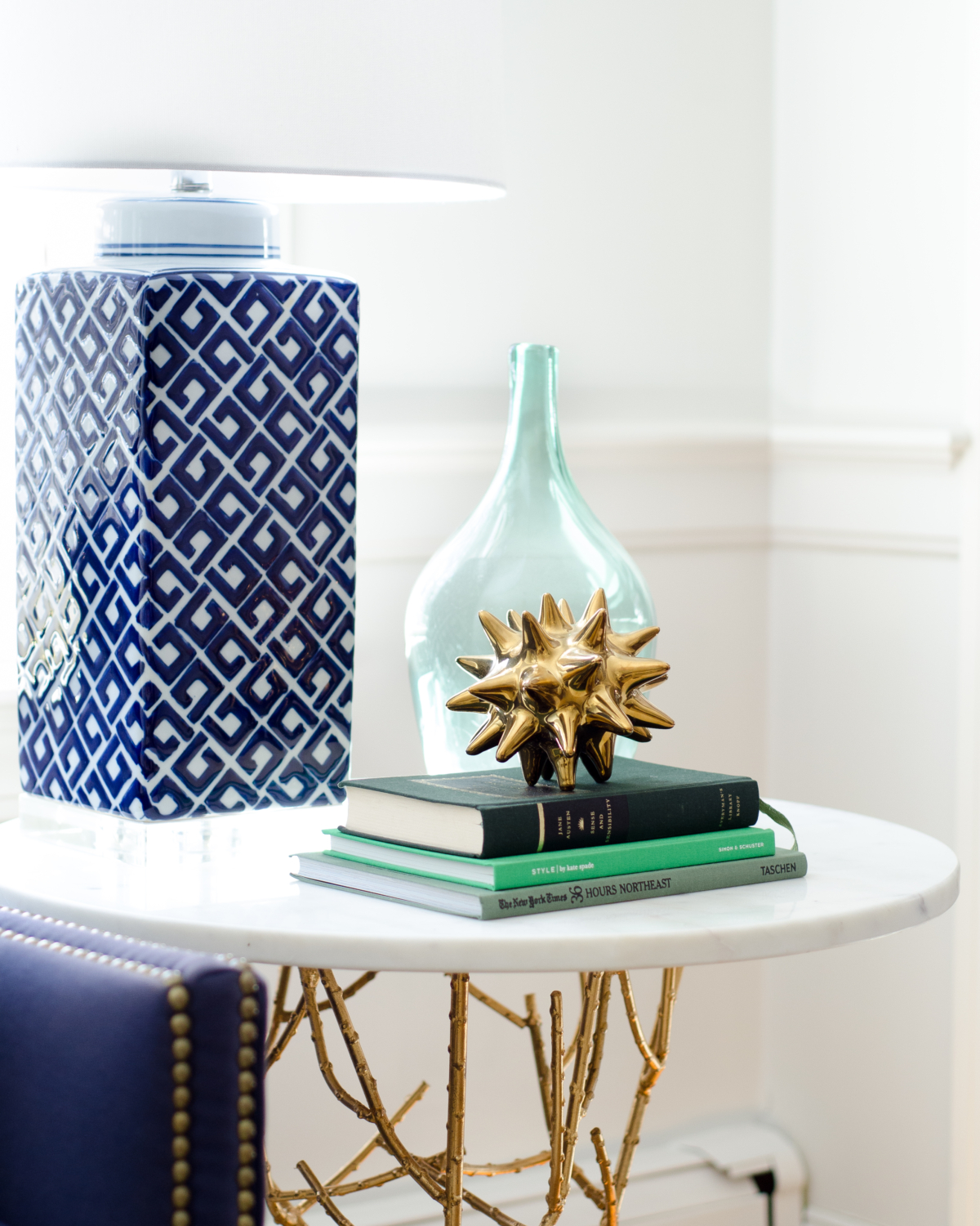 Blue and white porcelain lamp, gold urchin