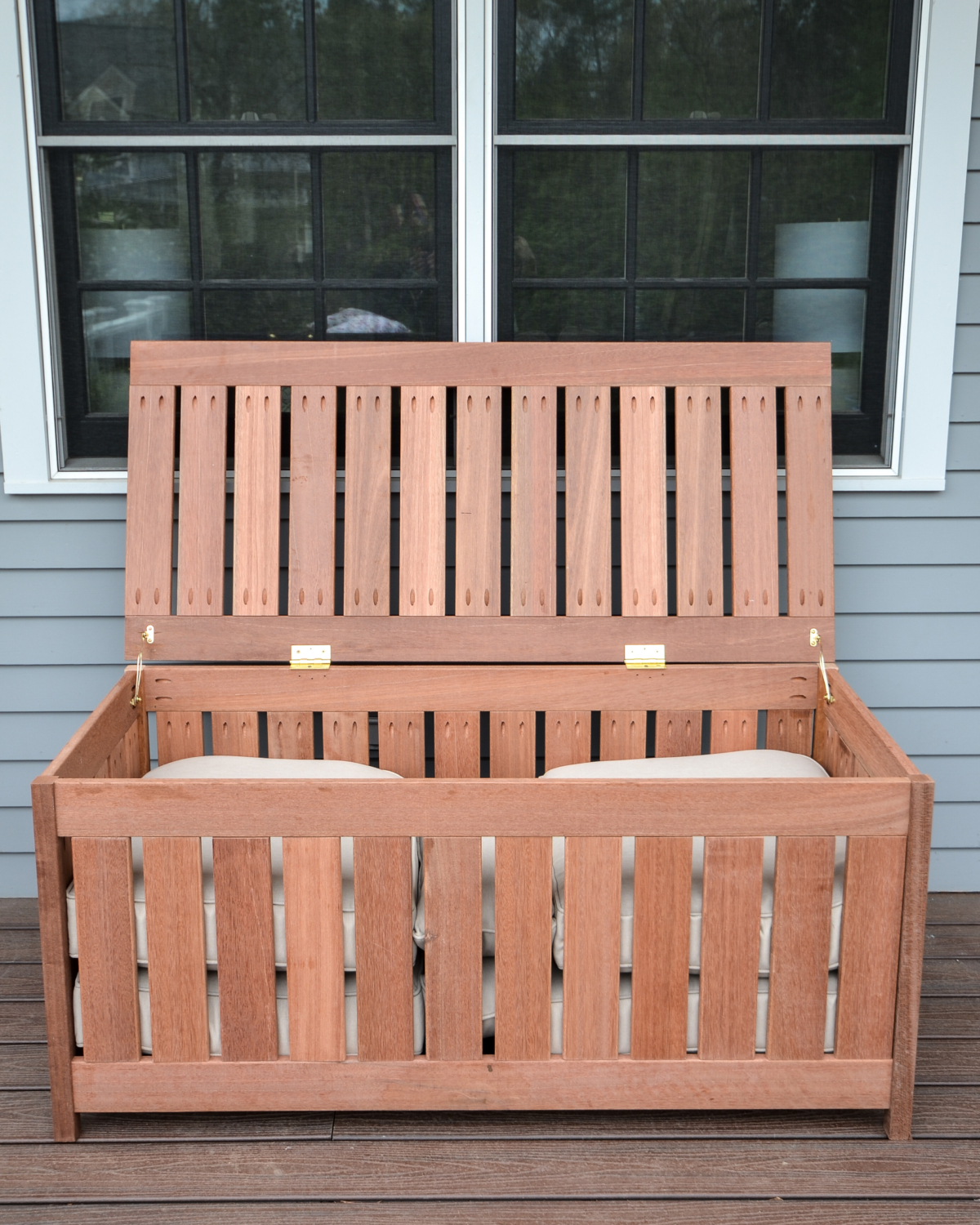 FREE plans for making a DIY outdoor storage box for outdoor cushions! Plus, it doubles as an outdoor bench seat and serving surface.
