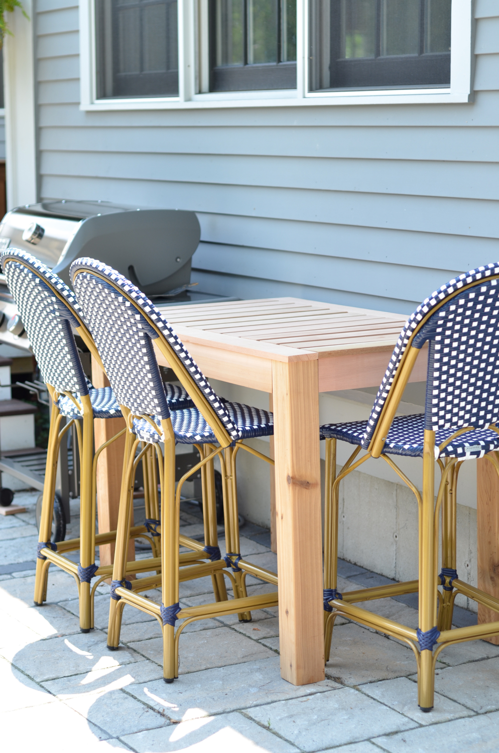 FREE plans for building this DIY outdoor bar table - super easy and perfect for next to a grill, for extra seating, for serving space, or as a drinks station!