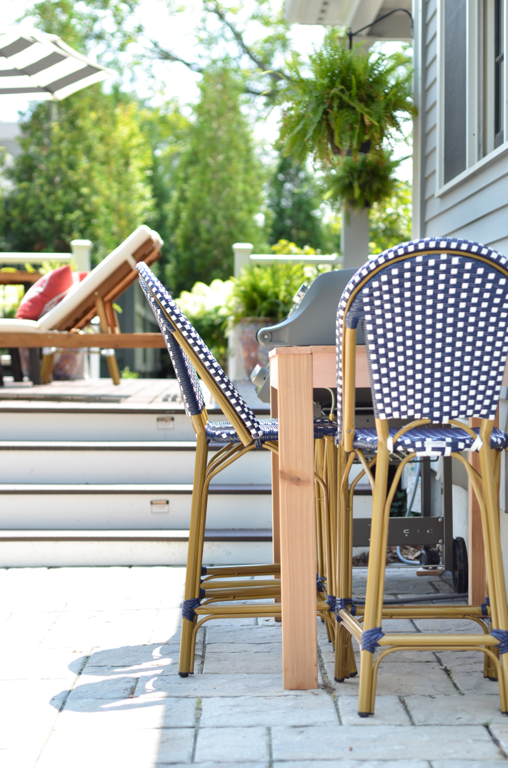 FREE plans for building this DIY outdoor bar table - super easy and perfect for next to a grill, for extra seating, for serving space, or as a drinks station!