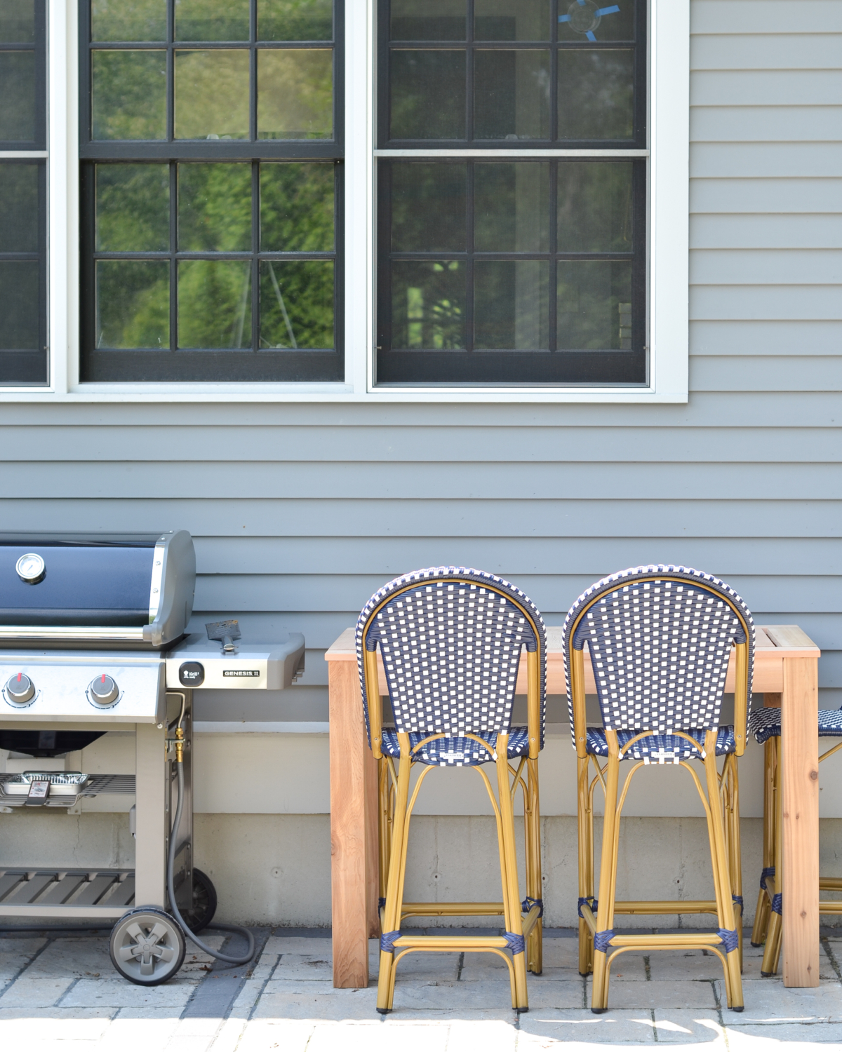 FREE plans for building this DIY outdoor bar table - super easy and perfect for next to a grill, for extra seating, for serving space, or as a drinks station!