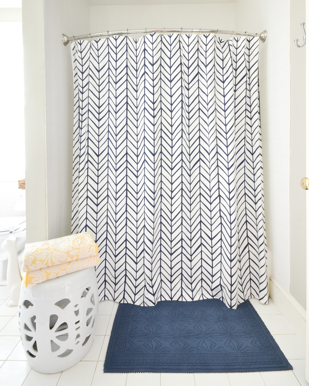 Easy tips for a clean bathroom that you can use everyday, plus sources for this pretty, simple white and navy bathroom