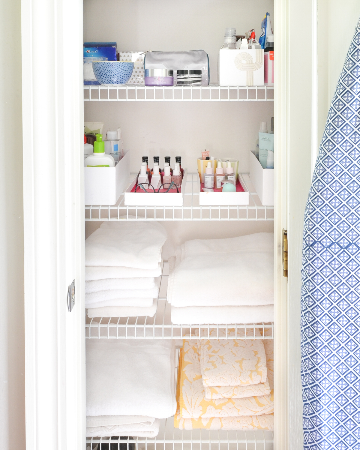 Easy tips for a clean bathroom that you can use everyday, plus sources for this pretty, simple white and navy bathroom