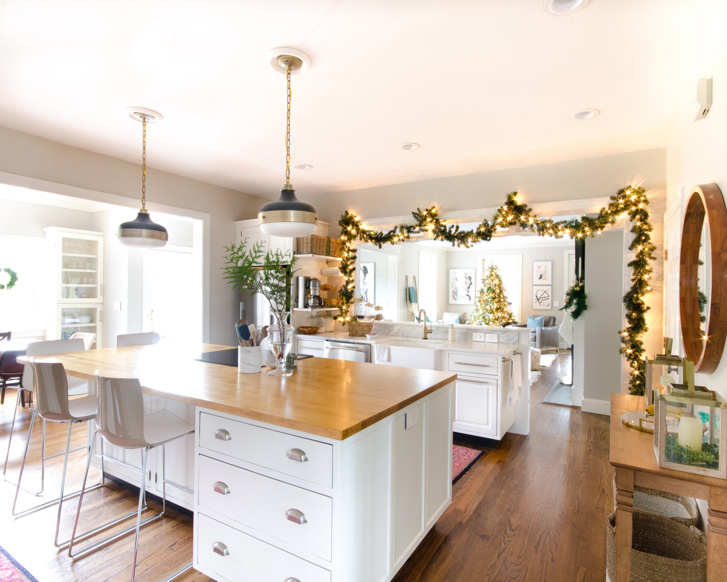 A simple and beautiful classic Christmas kitchen