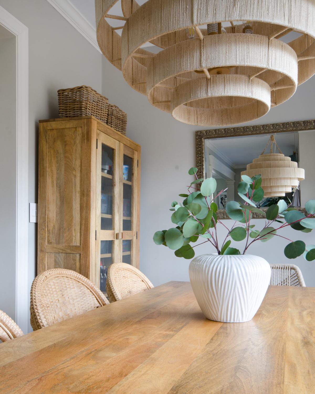 Neutral kitchen eating area 