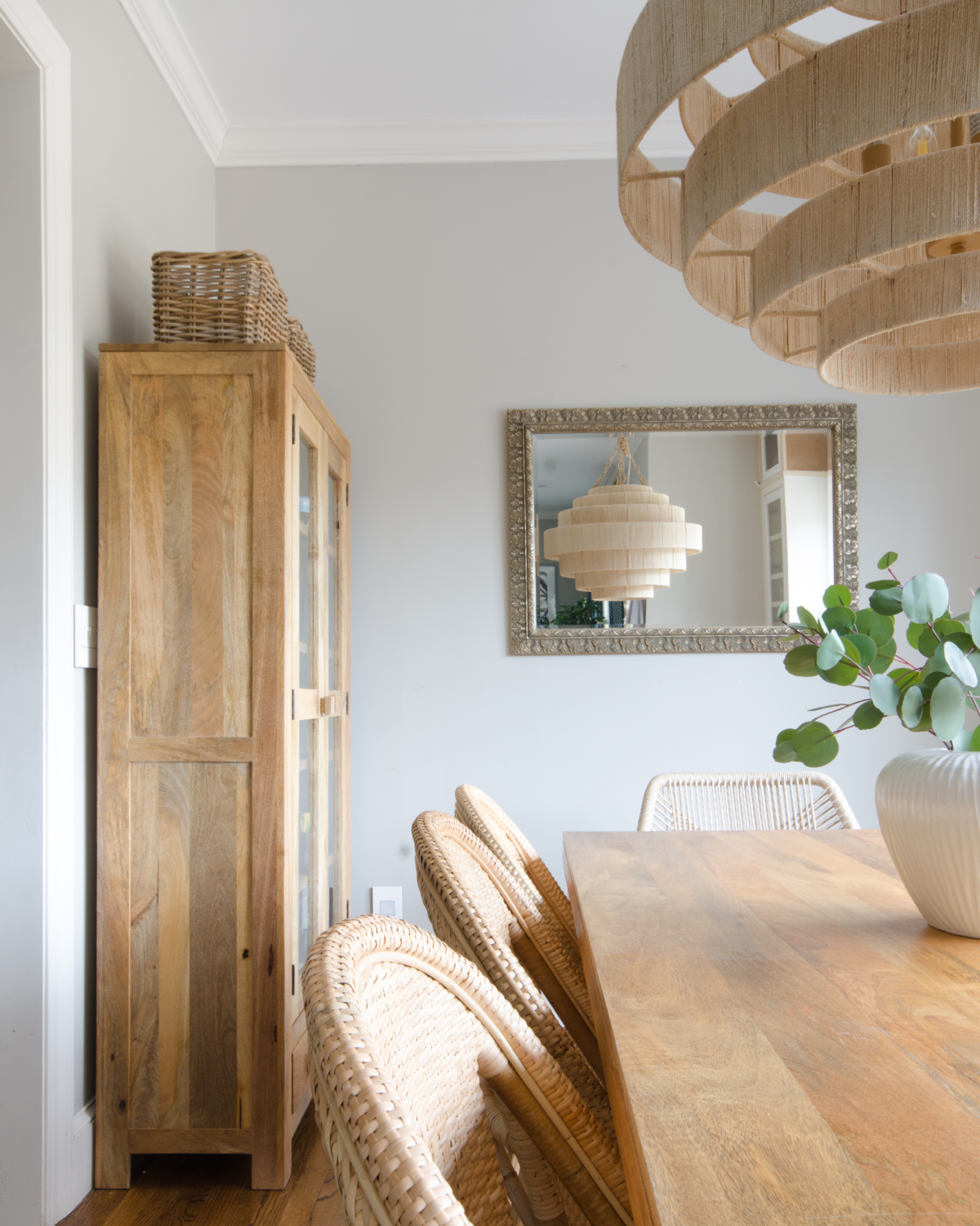 Neutral kitchen eating area 